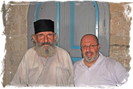  Angelo Vaccarella con un monaco del Monastero Quarantanel o delle Tentazioni.  Gerico - Israele -  Monte delle Tentazioni - 2008